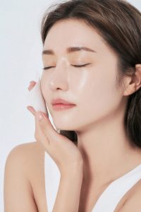 dùng sữa rửa mặt