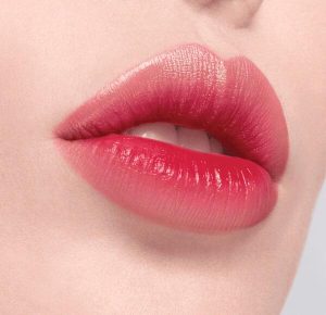 Son môi màu đỏ hồng rất phù hợp với son môi