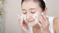 dùng sữa rửa mặt